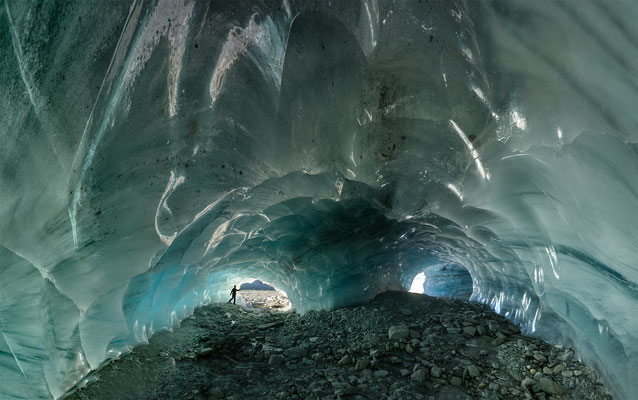 "Die Gletschereishöhle öffnet sich"    Tobilafotografie  Toni Bischof, Ladir