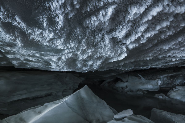 "Die Kristallgrotte im Gletscher" ,  20250213-Gletscherhöhle-Wittenwasseren-DSC_4246  ,  Tobilafotografie Toni Bischof, Ladir