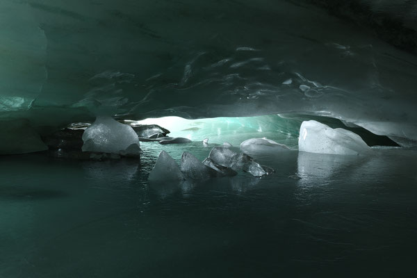 "Die Kristallgrotte im Gletscher" ,  20250213-Gletscherhöhle-Wittenwasseren-DSC_4387  ,  Tobilafotografie Toni Bischof, Ladir