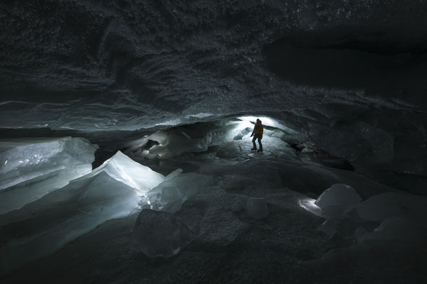 "Die Kristallgrotte im Gletscher" ,  20250214-Gletscherhöhle-Wittenwasseren-DSC_4910  ,  Tobilafotografie Toni Bischof, Ladir