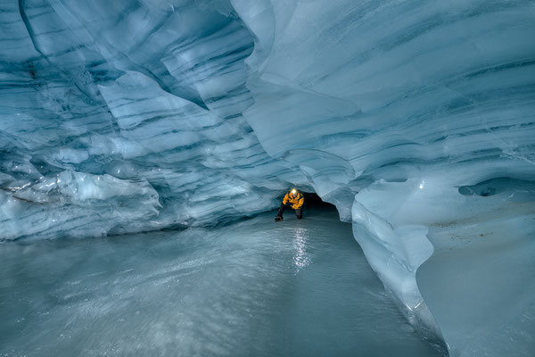 8.2.2022... "Im Spiegelsaal..." Eishöhle im Furggletscher/Schweiz  Tobilafotografie Toni Bischof, Ladir