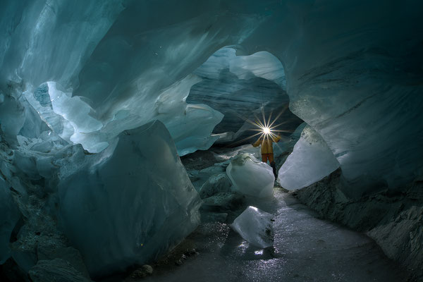 "Im Bauch des Gletschers..." Schweiz  Tobilafoto Toni Bischof Ladir