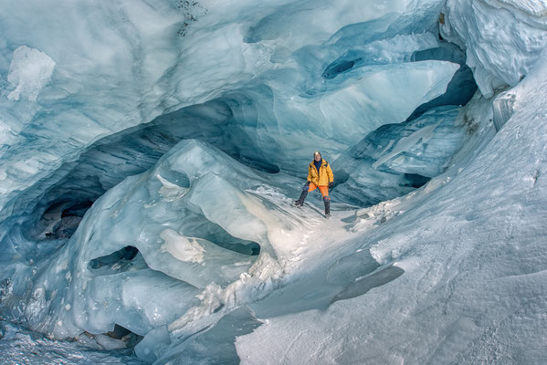 31.5.2021...  "In der westlichen Eingangshalle" Eishöhle im Furggletscher/Schweiz  Tobilafotografie Toni Bischof, Ladir