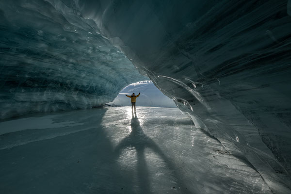 3.5.2023... "Finale und Abschied..." Eishöhle im Furggletscher/Schweiz  Tobilafotografie Toni Bischof, Ladir
