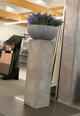 Deko Betonsäule mit moderner Vase in Betonoptik
