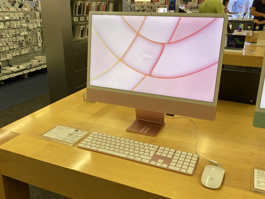 ... und ein gelber iMac. Jeder spinnt halt auf seine Weise