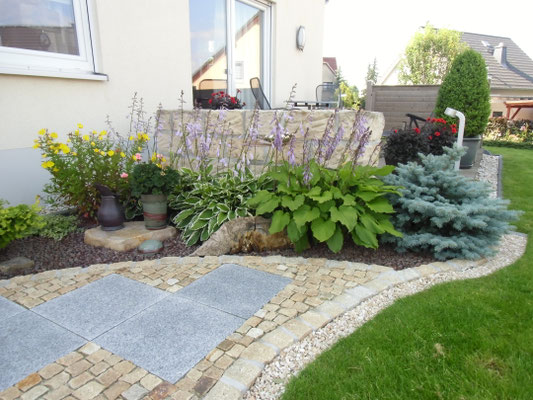Graue Natursteinplatten