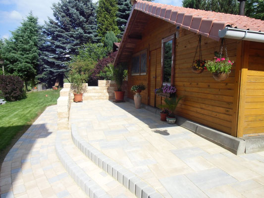 großer Terrassenbereich mit Treppenanlage