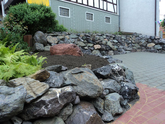 Mauer mit großen Natursteinen