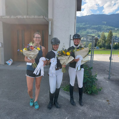 Stolz auf die Sagenhof Winner-Girls Maya Gander, Jenny Kathriner und Celine Erni 