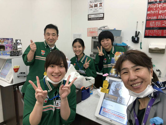 コンビニエンスストアで生き生きと働くスタッフ