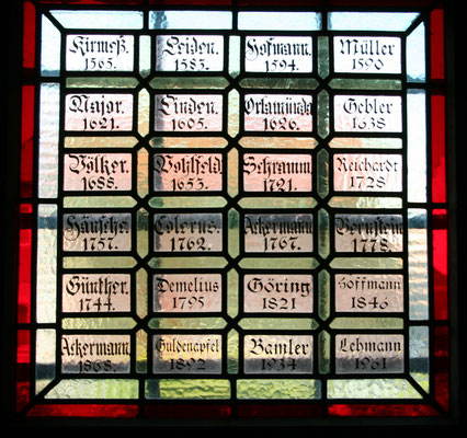 Sakristei-Fenster mit Namen der Geistlichen seit der Reformation