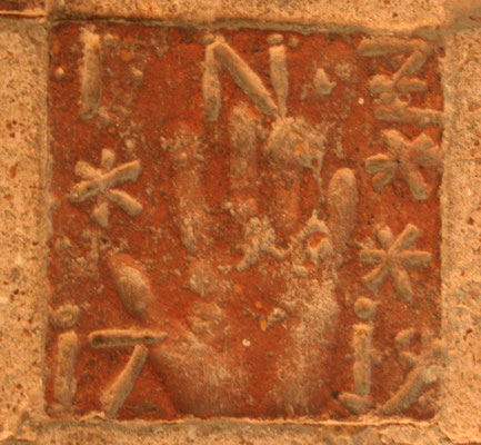 Fußbodenfliese mit Abdruck einer Hand und Jahreszahl 1719