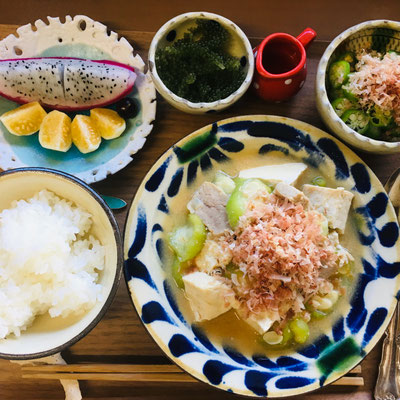 旅先の朝食：旬の沖縄食材をふんだんにつかった手作り朝食です。