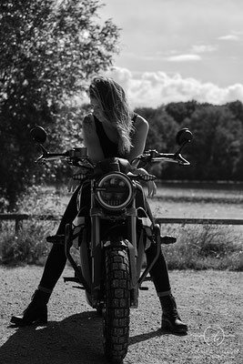 Séance photo femme avec moto