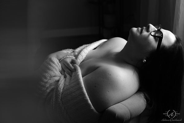 femme pulpeuse sur un fauteuil