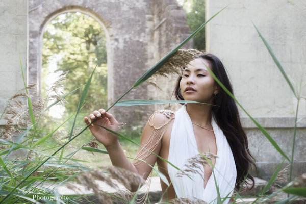 idée shooting photo femme en pleine nature avec robe longue blanche