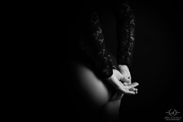 shooting lingerie en studio en noir et blanc