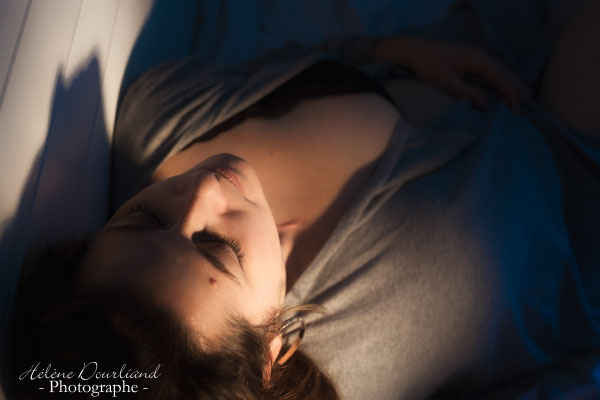 Session de boudoir capturant l'essence poétique et romantique d'un soir d'hiver