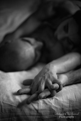 Nuances de Gris, Liens Indélébiles : Nos Photos de Couple en Noir et Blanc