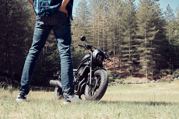 Des moments captivants lors d'un shooting moto masculin en pleine nature