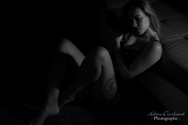 Photographies Boudoir avec une touche de cinéma en noir et blanc