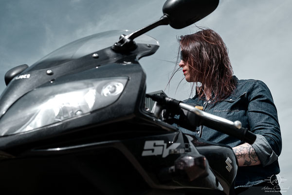 Des clichés inoubliables lors d'un shooting photo moto femme