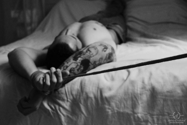Shooting boudoir homme en noir et blanc, mettant en lumière la beauté brute et la sensualité discrète