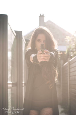 idée shooting photo femme inspirée d’un univers cinématographique avec un revolver