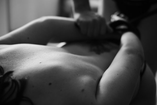 La Magie de la Simplicité : Photos de Couple Nu en Noir et Blanc