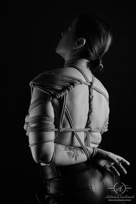 Séance Photo Shibari Femme en Studio : Érotisme Artistique Sublime