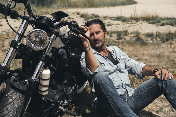 shooting photo moto homme dans une carrière de sable