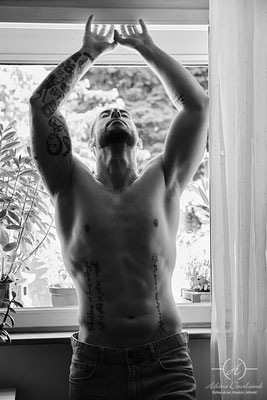 homme en séance boudoir artistique