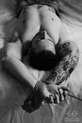 séance photo de shibari pour homme en boudoir et en noir et blanc