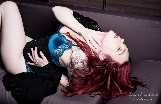 portrait d'une femme rousse en lingerie