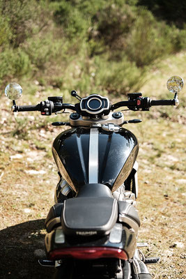 Explorez l'aventure avec un shooting photo moto Triumph Rocket