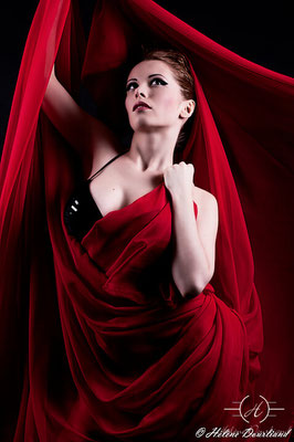 idée shooting photo femme avec un voile rouge