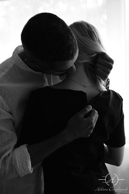 photographe couple en noir et blanc en boudoir à Dourdan