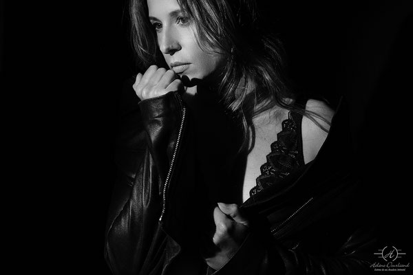 portrait photo femme en noir et blanc en studio