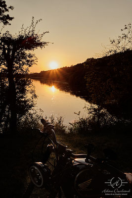 Capturez la magie du crépuscule avec un shooting photo moto au coucher du soleil
