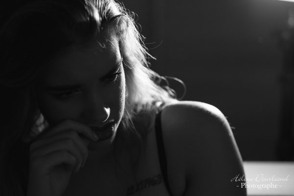 Séance de Boudoir évoquant l'ambiance cinématographique dans un style monochrome