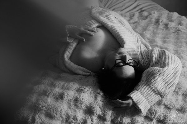 femme pulpeuse allongée sur un lit
