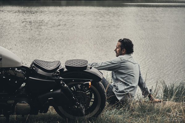 shooting photo moto homme au bord de l'eau