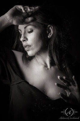 idée shooting photo femme en studio devant une vitre