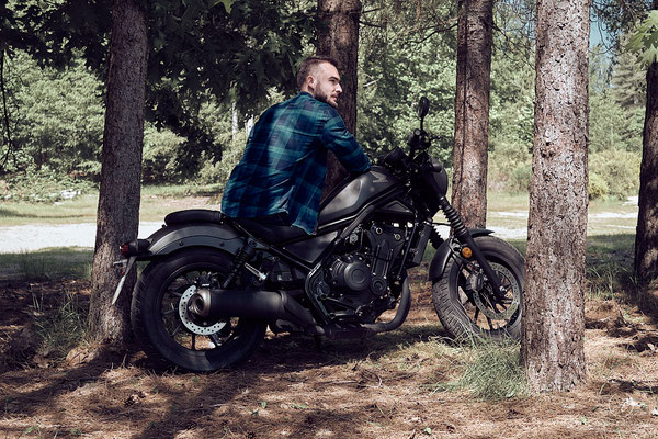 Exprimez votre liberté avec un shooting photo moto en pleine nature