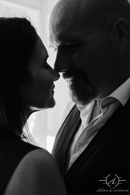 photo couple en noir et blanc en boudoir près de Rambouillet