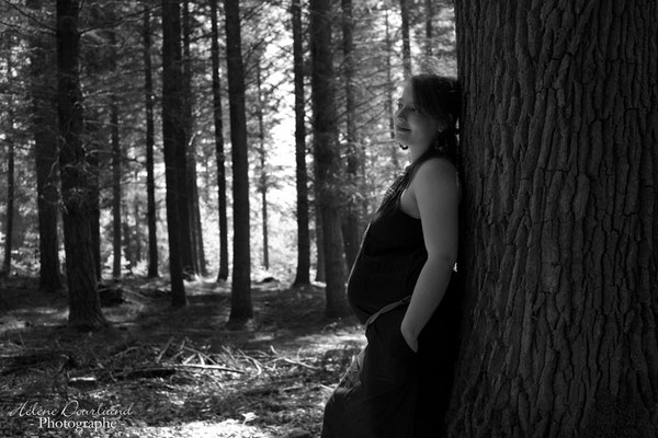 Séance photo en harmonie avec la nature : grossesse en extérieur, Yvelines