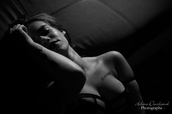 Expérience photographique Boudoir capturant l'essence du cinéma en noir et blanc