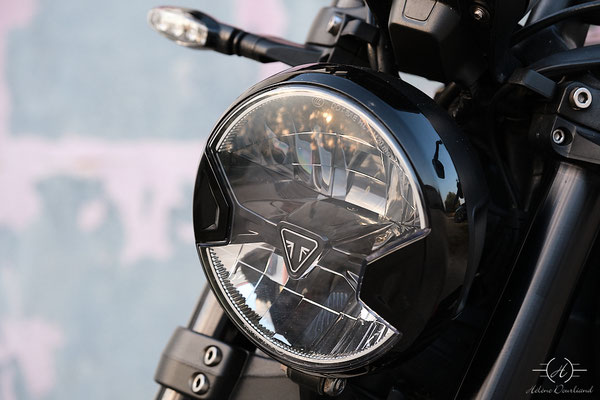 Détail du phare avant d'une Triumph Trident photographiée pour une annonce moto