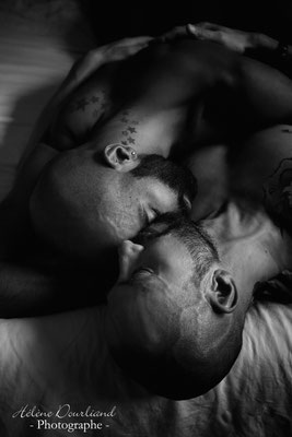 Séance boudoir couple : le charme du noir et blanc